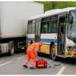 Řidič kamionu, který v Česku narazil do autobusu a z